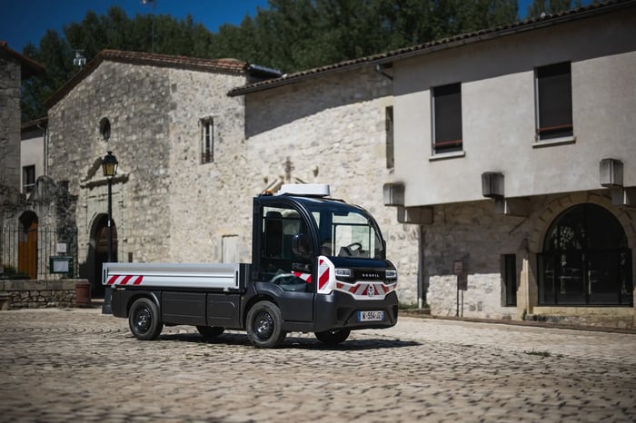nextro-g4-elektrisch-bedrijfswagen-op-dorpsplein