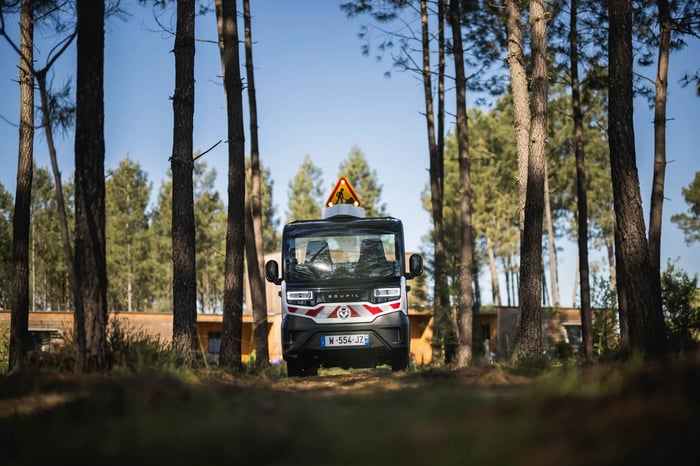 nextro-g4-elektrische-bedrijfswagen-bosrijke-omgeving