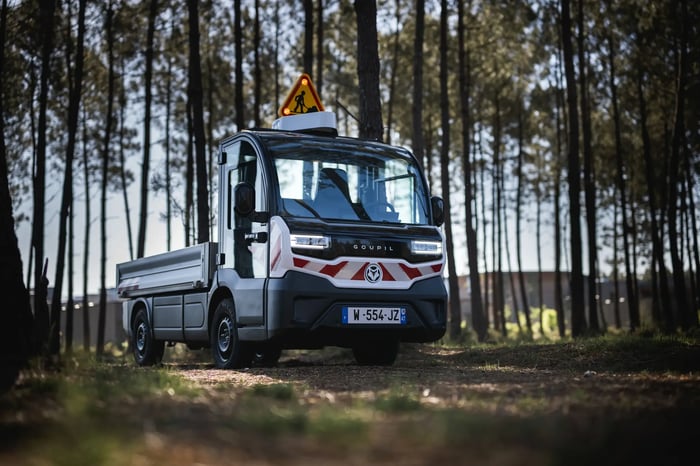 nextro-g4-elektrische-bedrijfswagen-in-bos